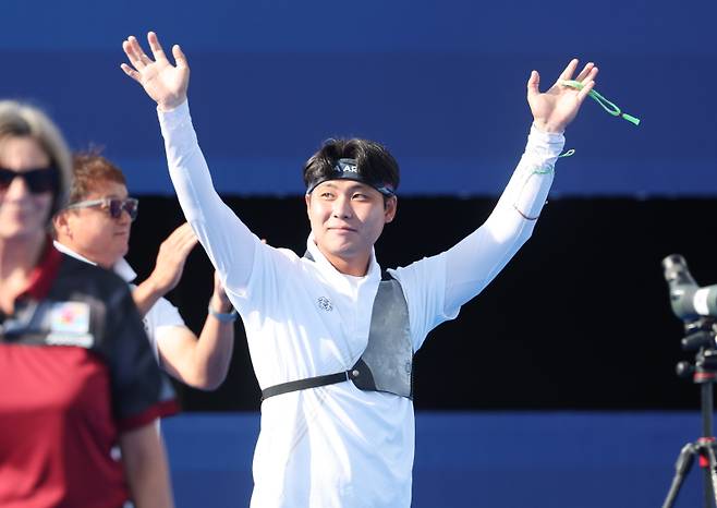 <yonhap photo-4885=""> 다음 라운드 진출 성공한 이우석 (파리=연합뉴스) 임화영 기자 = 4일(현지시간) 프랑스 파리 레쟁발리드에서 열린 2024 파리올림픽 양궁 남자 개인전 중국의 왕옌과의 16강에서 한국 이우석이 승리한 뒤 기뻐하고 있다. 2024.8.4 hwayoung7@yna.co.kr/2024-08-04 17:03:29/ <저작권자 ⓒ 1980-2024 ㈜연합뉴스. 무단 전재 재배포 금지, AI 학습 및 활용 금지></yonhap>