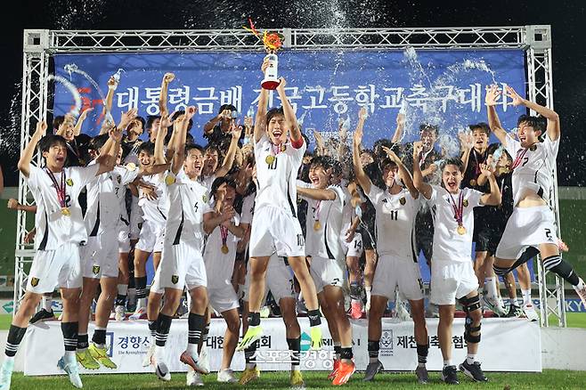 서울 영등포공고 선수들이 1일 충북 제천종합운동장에서 열린 제57회 대통령금배 전국고등학교 축구대회 시상식에서 금배 트로피를 들어올리며 환호하고 있다. 2024.08.01. 조태형 기자