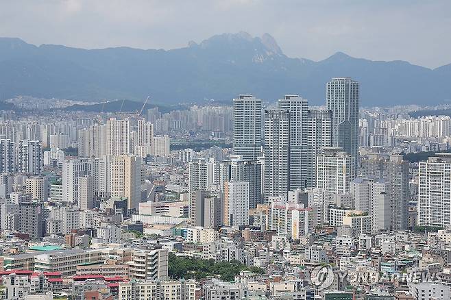 북한산과 서울 시내 (서울=연합뉴스) 임병식 기자 = 31일 서울 중랑구 망우역사문화공원 중랑전망대에서 바라본 북한산과 서울 시내의 모습. 2024.7.31 andphotodo@yna.co.kr