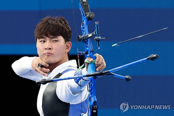 김제덕 '16강으로' (파리=연합뉴스) 임화영 기자 = 1일(현지시간) 프랑스 파리 레쟁발리드에서 열린 2024 파리올림픽 양궁 남자 개인전 이탈리아의 페데리코 무솔레시와의 32강 경기에서 김제덕이 활시위를 놓고 있다. 2024.8.2 hwayoung7@yna.co.kr