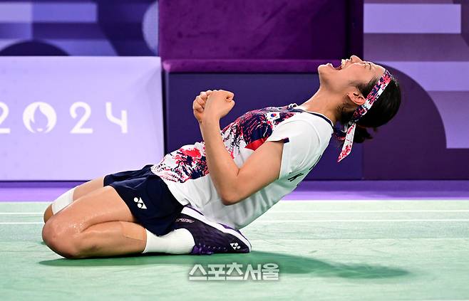 배드민턴 국가대표 안세영이 5일(한국 시간) 프랑스 파리 포르트 드 라 샤펠에서 열린 2024 파리올림픽 배드민턴 여자 단식 결승전에서 중국의 허빙자오를 꺾고 금메달을 확정한 뒤 코트에 앉아 세리머니를 하고 있다. 2024. 8. 5. 파리 | 박진업 기자 upandup@sportsseoul.com