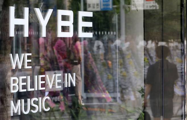 지난 7월 31일 서울 용산구 하이브 사옥 앞 회사명에 뉴진스 팬들이 보낸 근조화환이 비춰지고 있다. /뉴스1