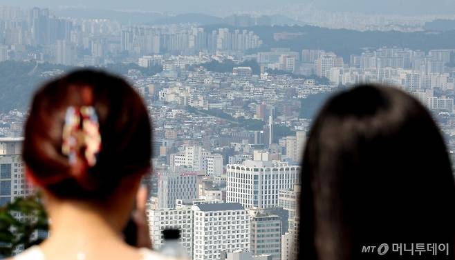 (서울=뉴스1) 장수영 기자 = 4일 오후 서울 중구 남산에서 바라본 도심에 아파트와 빌라촌이 보이고 있다. 정부가 이달 중 발표할 것으로 알려진 주택 공급 대책에는 1주택자가 신축 빌라 등 비(非) 아파트 취득하더라도 세제 혜택 지원하는 방안이 담긴 것으로 알려졌다. 2024.8.4/뉴스1 Copyright (C) 뉴스1. All rights reserved. 무단 전재 및 재배포, AI학습 이용 금지. /사진=(서울=뉴스1) 장수영 기자