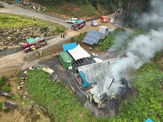 5일 오후 3시 22분쯤 전남 곡성군 곡성읍 한 사찰 공사장 임시 건축물에서 낙뢰로 추정되는 화재가 발생해 연기가 피어오르고 있다. 사진 곡성소방서
