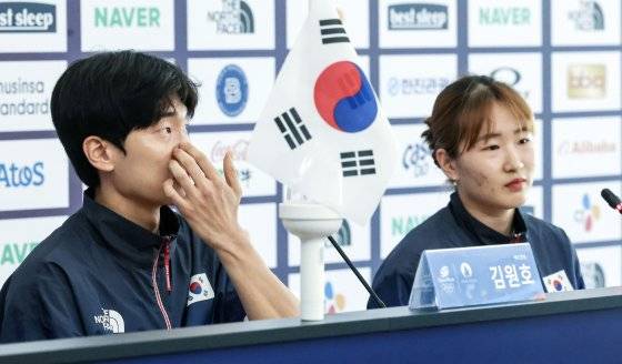 2024 파리올림픽 배드민턴 혼합복식 은메달리스트 김원호(왼쪽)와 정나은이 6일(현지시간) 프랑스 파리 코리아하우스에서 메달리스트 기자회견을 하고 있다. 파리=김성룡 기자