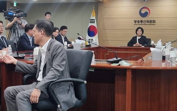 ▲국회 야당 과방위원들이 6일 오후 정부과천청사에서 김태규 방통위 부위원장(왼쪽)이 참석한 가운데 방통위의 공영방송 이사 선임 관련 현장검증을 하고 있다. ⓒ연합뉴스