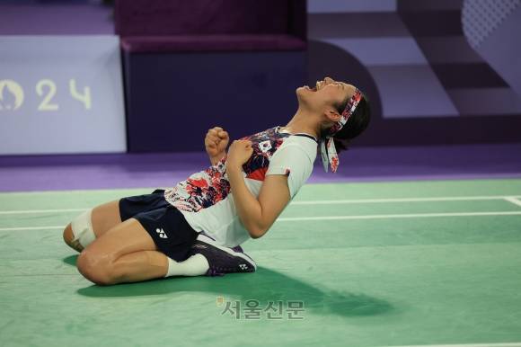 안세영 배드민턴 금메달 - 5일(현지시간) 파리 라 샤펠 아레나에서 열린 2024 파리올림픽 배드민턴 여자 단식 결승전에서 안세영이 승리한 뒤 태극기를 들고 달리고 있다. 2024.8.5 파리= 박지환 기자