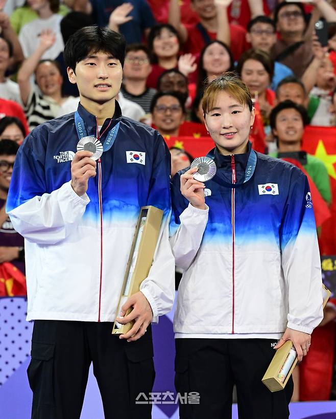 한국 배드민턴 국가대표 김원호-정나은 조가 2일(한국 시간) 프랑스 파리 포르트 드 라 샤펠 경기장에서 열린 2024 파리올림픽 혼성 복식 결승전에서 중국의 정쓰웨이-황야충 조에 패하며 은메달을 딴 뒤 메달을 내보이며 기념촬영을 하고 있다. 파리 | 박진업 기자 upandup@sportsseoul.com