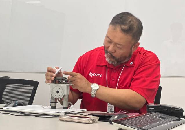 박동현 하이코어 대표가 합성모터의 설계에 대해 설명하고 있다. (사진=지디넷코리아 신영빈 기자)