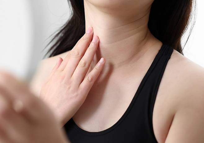 스마트폰 사용을 위해 고개를 내리는 자세는 목주름 유발 요인이 된다./사진=클립아트코리아