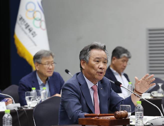 <yonhap photo-3546=""> 임시대의원 총회서 발언하는 이기흥 회장 (서울=연합뉴스) 이지은 기자 = 4일 오후 서울 송파구 올림픽파크텔에서 열린 2024년도 대한체육회 임시대의원 총회에서 의장인 이기흥 대한체육회장이 인사말을 하며 문화체육관광부에 대한 발언을 하고 있다. 2024.7.4 jieunlee@yna.co.kr/2024-07-04 15:24:19/ <저작권자 ⓒ 1980-2024 ㈜연합뉴스. 무단 전재 재배포 금지, AI 학습 및 활용 금지></yonhap>