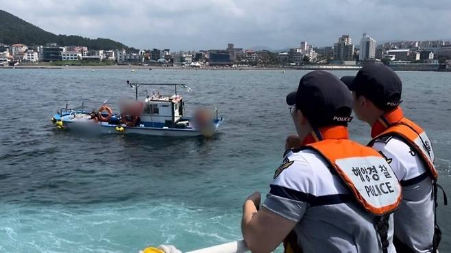어제(6일) 낮 2시쯤 제주시 삼양해수욕장 인근 해상에서 적발된 무면허 모터보트 (사진, 제주해양경찰서)