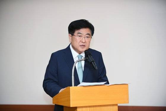 권오갑 HD현대그룹 회장은 7일 주요 계열사의 사장단 전체 회의를 긴급 소집해 최근 급격한 경영환경 변화에 대한 대응방안을 선제적으로 논의했다. 사진 HD현대