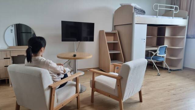 새빛호스텔 객실 내부의 모습. 침대 및 침구류와 옷장, 텔레비전 등이 비치 돼 단기로 숙소를 구하는 청년에게 편리함을 제공하고 있다. 이나경기자