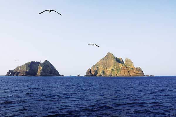 독도 주변을 범선으로 순회하며 사진을 찍었다. 독도 동쪽에서 본 풍경.