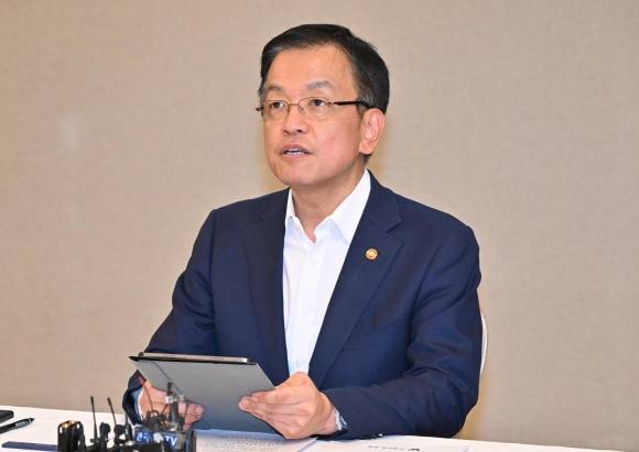 최상목 경제부총리 겸 기획재정부 장관이 8일 오후 서울 종로구 정부서울청사에서 열린 부동산관계장관회의에 참석해 모두발언을 하고 있다. 2024.8.8 공동취재