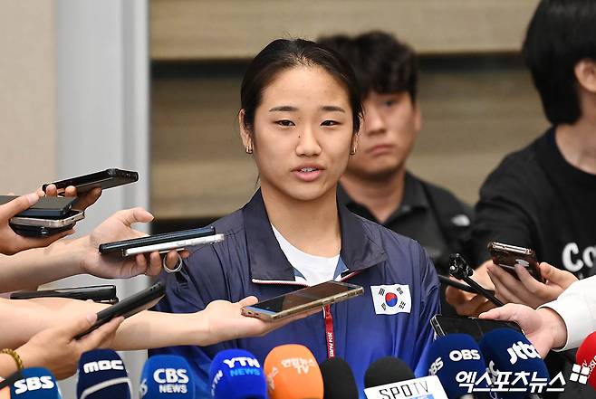 2024 파리 올림픽 배드민턴 여자 단식에서 금메달을 딴 직후 대한배드민턴협회와 대표팀을 향해 '작심 발언'을 쏟아낸 안세영(삼성생명)이 동료 선수들에게 사과하며 대회가 끝난 뒤 관련 입장을 내겠다고 말했다. 대한배드민턴협회와 대표팀에 대한 구체적인 불만 사항은 올림픽이 끝난 뒤 공개하겠다는 계획도 내비쳤다. 파리 올림픽은 현지시간으로 11일, 한국시간으로 12일 오전 막을 내린다. 엑스포츠뉴스DB