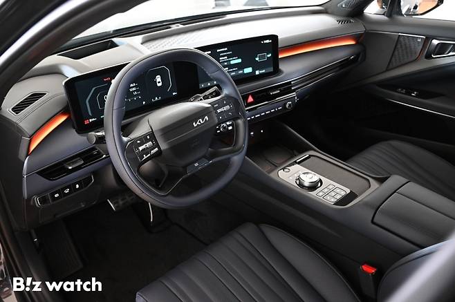 기아 '더 뉴 K8' 1열. 기아는 K8을 '아이보리 실버', '선셋 베이지' 등 신규 2종을 포함한 6종의 외장 색상과 '라운지 브라운 투톤', '뉴트럴 베이지 투톤', '딥씨 네이비 투톤' 등 신규 3종을 포함한 4종의 내장 색상으로 운영한다./사진=이명근 기자 qwe123@