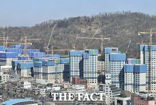 최근 5년 이하 신축 아파트 쏠림 현상이 두드러지고 있다. 재건축 사업성 기대감이 줄고 공급 물량도 감소할 것이라는 전망이 나와서다. /더팩트 DB