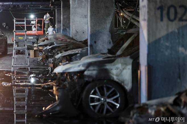 (인천=뉴스1) 민경석 기자 = 8일 인천 서구 청라동의 한 아파트 단지 지하주차장이 지난 1일 발생한 전기차 화재 사고로 인해 새까맣게 그을려 있다. 2024.8.8/뉴스1 Copyright (C) 뉴스1. All rights reserved. 무단 전재 및 재배포, AI학습 이용 금지. /사진=(인천=뉴스1) 민경석 기자