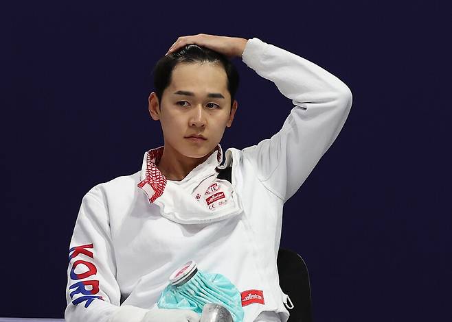 ▲ 8일(현지시간) 프랑스 파리 노스 파리 아레나에서 열린 근대5종 남자 펜싱 랭킹라운드에 출전한 전웅태가 휴식을 취하고 있다.ⓒ 연합뉴스