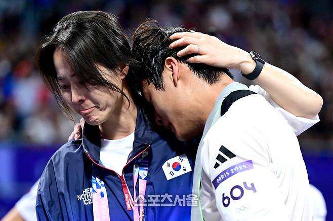 대한민국 태권도 국가대표 서건우(오른쪽)가 10일(한국 시간) 프랑스 파리 그랑팔레에서 열린 2024 파리올림픽 태권도 남자 80㎏급 덴마크의 에디 흐르니치와의 동메달 결정전에서 패한 가운데 오혜리 코치가 달래고 있다. 2024. 8. 10. 파리 | 박진업 기자 upandup@sportsseoul.com