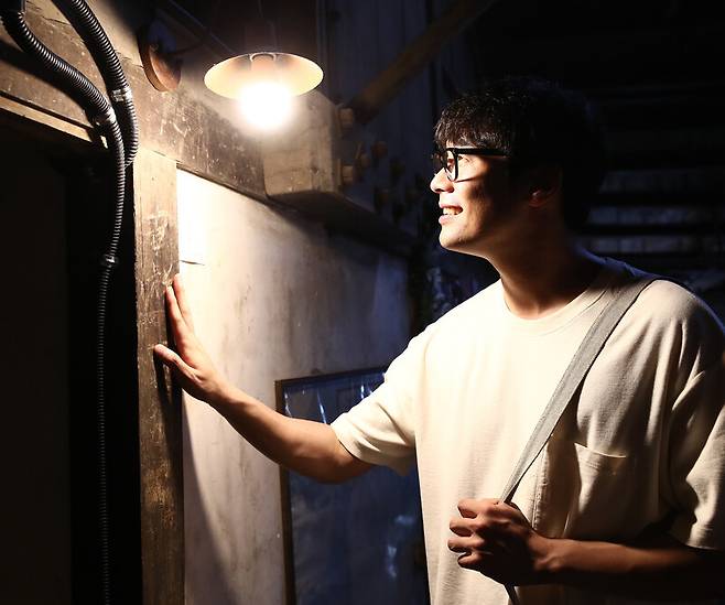 ‘금풍양조장’ 2층 기둥에 새겨진 글자를 만지고 있는 배우 최다니엘. 박미향 기자