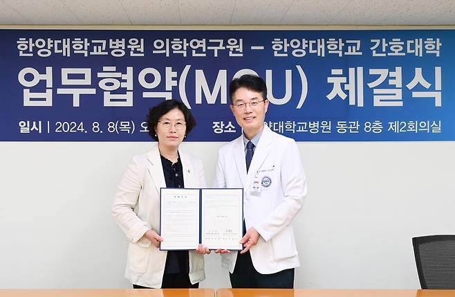 신용순 간호대학장(왼쪽)과 김상헌 의학연구원장이 업무 협약을 체결하고 기념사진을 촬영하고 있다.