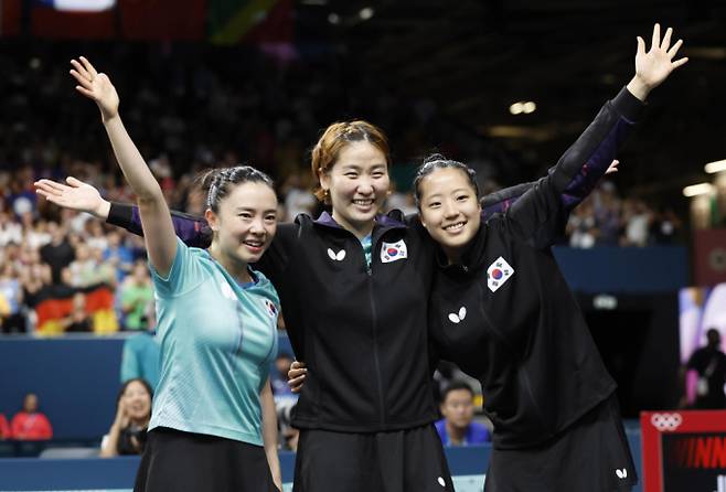 한국 여자 탁구 대표팀이 2024 파리올림픽 단체전 동메달결정전에서 독일을 꺾고 동메달을 획득했다. 사진은 승리가 확정된 이후 포즈를 취한 전지희(왼쪽부터), 이은혜, 신유빈. /사진=뉴시스