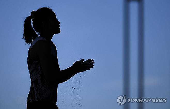 스포츠 클라이밍 메달 도전 나선 서채현 (파리=연합뉴스) 김도훈 기자 = 10일(현지시간) 프랑스 르브루제 클라이밍 경기장에서 열린 2024 파리올림픽 스포츠클라이밍 여자 콤바인(볼더+리드) 결선에 출전한 한국 서채현이 볼더 1코스를 공략하기 전 코스를 바라보고 있다.
2024.8.10 superdoo82@yna.co.kr