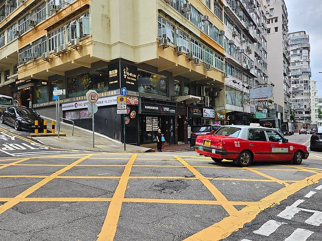 지난달 31일 홍콩 최대 번화가 침사추이(尖沙咀). 이 지역에는 소고기 BBQ, 치킨 등 한식당 20여 곳이 모여 있다. 더본코리아는 침사추이에 고깃집 브랜드 '새마을식당' 매장을 연내 오픈한다. /박용선 기자