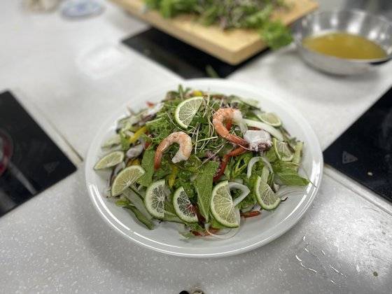 제주 풋귤 드레싱을 뿌린 풋귤해산물샐러드. 사진 제주농업기술센터