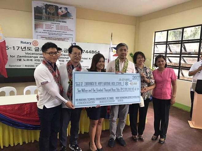 ▲국제로타리 봉사활동 당시 필리핀 국공립학교에 교육기자재를 지원하는 장면