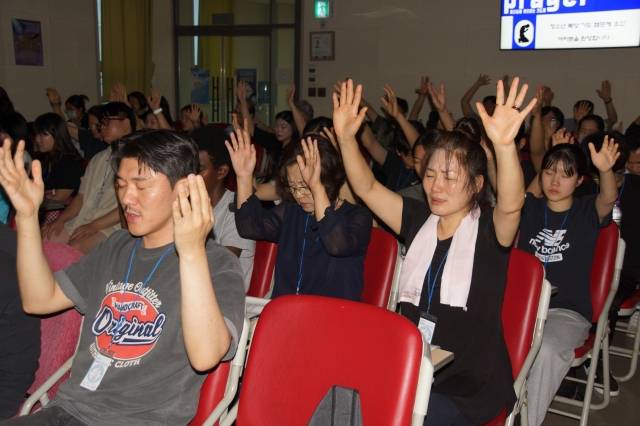 지난 8일 부산 예환꿈교회에서 열린 ‘청소년목양기도캠프’ 참가자들이 한성택 목사의 강의가 끝난 뒤 두 손 들고 기도하고 있다.