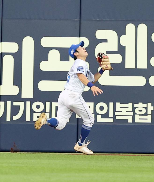 ▲ 올해 중견수로 포지션을 옮긴 김지찬은 수비에서도 계속 성장하는 모습을 보이고 있다는 평가를 받는다. ⓒ삼성 라이온즈