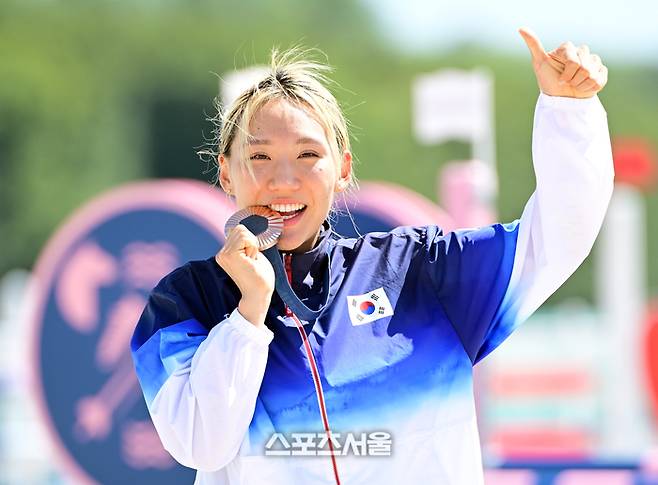 성승민이 11일(한국 시간) 프랑스 베르사유 궁전에서 열린 2024 파리올림픽 근대5종 여자부 결선 경기에서 동메달을 딴 뒤 취재기자를 향해 포즈를 취하고 있다. 성승민은 펜싱, 승마, 수영, 레이저 런(육상+사격) 합계 1천441점으로 미첼레 구야시(헝가리·1천461점), 엘로디 클루벨(프랑스·1천452점)에 이어 3위에 올랐다. 2024. 8. 11. 베르사유 | 박진업기자 upandup@sportsseoul.com