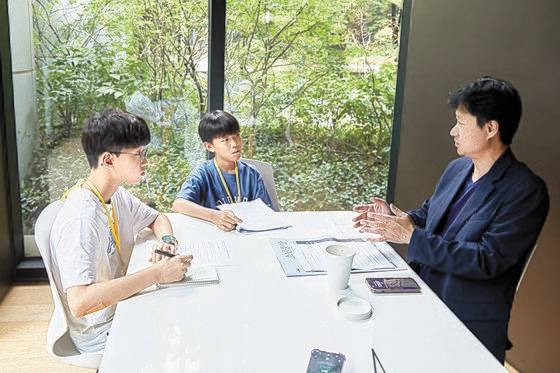 평소 스포츠를 좋아하는 손지우 학생모델과 이준호 학생기자(왼쪽부터)는 윤기영 협회장을 만나 스포츠 에이전트 세계의 다양한 이야기를 들으며 열정적으로 메모했다.