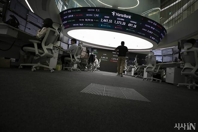 8월5일 오후 서울 중구 하나은행 딜링룸에서 직원들이 일하고 있다. ⓒ시사IN 이명익