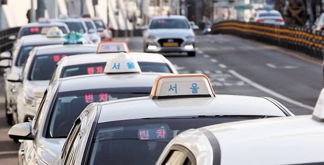 서울 도심에 빈 택시들이 줄지어 늘어서서 손님을 기다리고 있는 모습. /장련성 기자