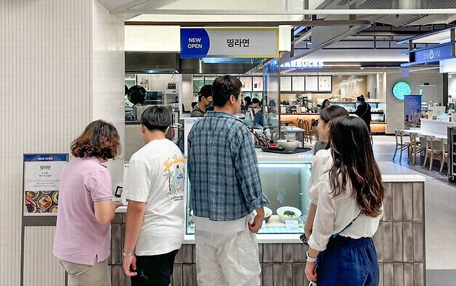 현대백화점 미아점에 입점한 성신여대 맛집 띵라면이 고객들로 붐비고 있다. 현대백화점