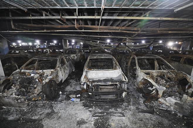지난 1일 오전 6시 15분쯤 인천 서구 청라동의 한 아파트 지하 1층 주차장에 주차된 독일 벤츠사의 전기차에서 불이난 가운데 6일 오후 이 아파트 지하주차장에는 아직 불에 탄 차량들이 놓여있다. ⓒ 시사저널 박정훈