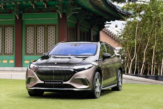 올해 국내에 출시된, 벤츠 최고급 라인 마이바흐의 최초 순수 전기차 'EQS 680 SUV.' 가격은 2억2500만원이다. 여기에는 중국산 CATL 배터리가 탑재된 것으로 밝혀졌다. ⓒ 벤츠코리아