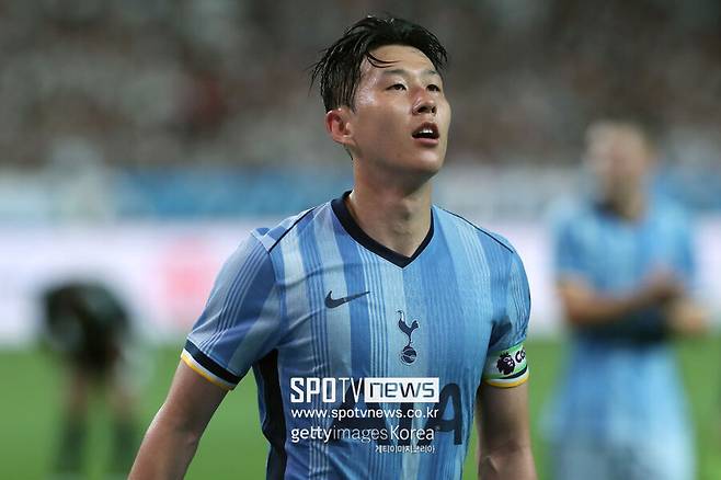 ▲ 축구통계매체 ‘스쿼카’는 13일(한국시간) 잉글랜드 프리미어리그에서 활약하는 30세 이상의 선수들을 대상으로 2023-24시즌 최고 속력을 기록한 10명의 순위를 공개했다. 해당 순위에서 1위를 당당히 차지한 선수는 손흥민이었다. 손흥민은 지난 시즌 무려 36.08km/h의 최고 속력을 달성했다.