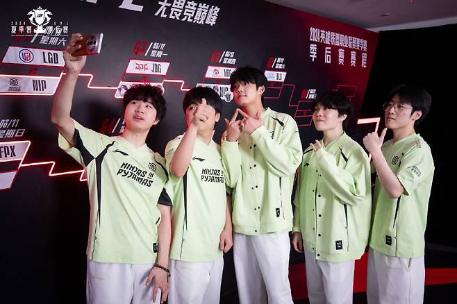 징동과의 경기 후 사진을 찍는 NIP 선수들(사진=LPL)