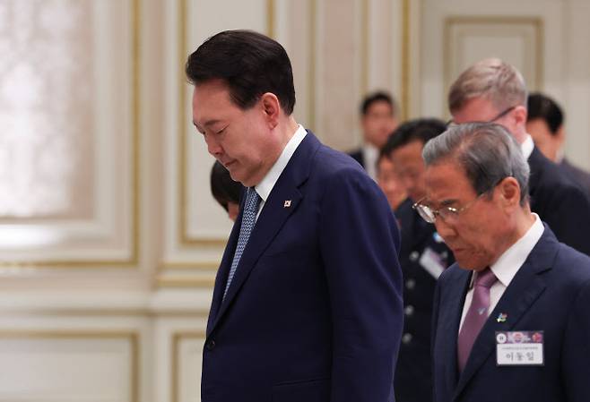 윤석열 대통령이 14일 청와대 영빈관에서 열린 독립유공자 후손 초청 오찬에서 참석한 독립유공자 후손들과 묵념하고 있다.(사진=연합뉴스 제공)