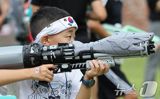 광복절을 하루 앞둔 14일 오후 서울 서대문형무소역사관을 찾은 어린이들이 독립군 전투체험을 하고 있다. 2024.8.14/뉴스1 ⓒ News1 박지혜 기자