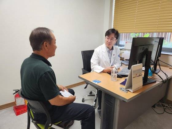 지난 13일 경북 김천시 김천의료원 심장내과 진료실에서 방문환자가 심혈관 관련 진료를 받고 있다. 김정석 기자