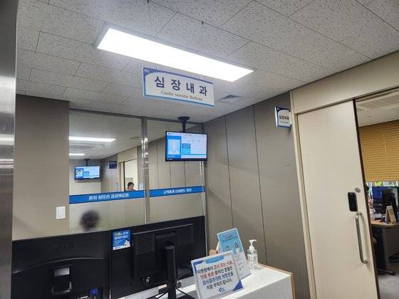 지난 13일 경북 김천시 김천의료원 심장내과 진료실 안내판. 김정석 기자
