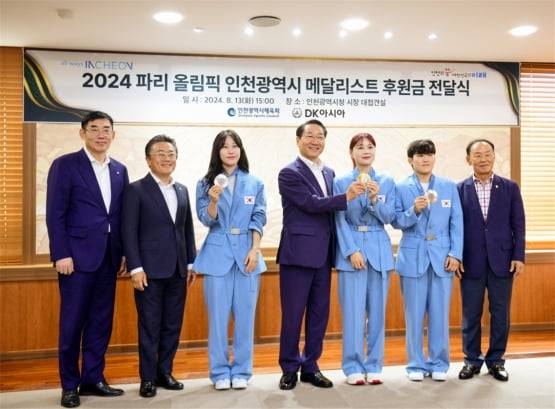 13일 시청 접견실에서 열린 '2024 파리올림픽 인천광역시 메달리스트 후원금 전달식'에서 선수들에게 후원금을 전달 한 뒤 기념촬영을 하고 있다. 왼쪽부터 DK아시아 김국회 상무, DK아시아 조재만 대표, 전은혜 선수(펜싱 은), 유정복 인천시장, 전훈영 선수 (양궁 금), 정예린 선수(유도 동), 이규생 인천시 체육회장. / DK아시아 제공