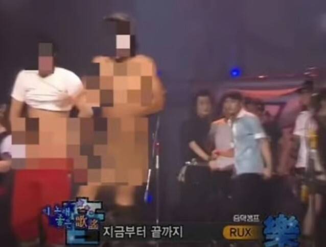 2005년 7월 30일 MBC 음악캠프 무대에 오른 인디 밴드 멤버들이 성기를 노출한 모습. MBC ‘음악캠프’ 방송화면 캡처